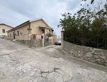 Foto 1 di 38 - Villa in Vendita in Viale Fiume Mesima a Catanzaro