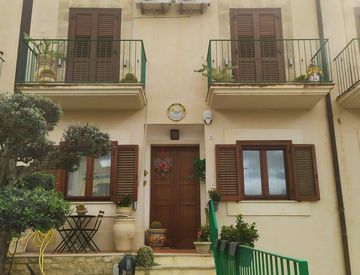 Foto 1 di 15 - Villetta a schiera in Vendita in Via Madre Teresa di Calcutta 11 a Scicli