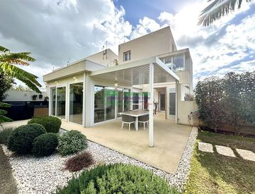 Foto 1 di 32 - Casa bifamiliare, trifamiliare in Vendita in Via Cervia a Ragusa