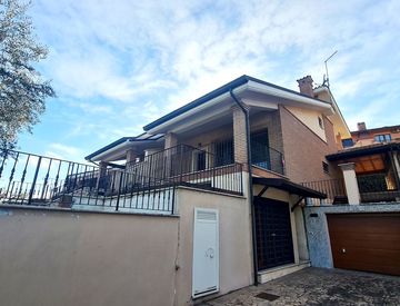 Facciata - Villetta a schiera in Vendita in Via Don Umberto Terenzi a Roma