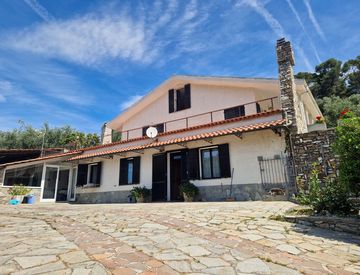 Foto 1 di 76 - Casa bifamiliare, trifamiliare in Vendita in Via Richieri 26 a San Bartolomeo al Mare