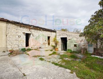 Foto 1 di 20 - Casa indipendente in Vendita in zona San Giacomo a Ragusa
