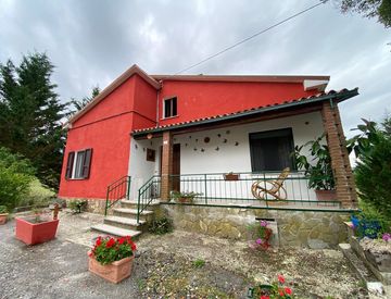 Facciata - Casa indipendente in Vendita in Località Casa del Pino a Alta Val Tidone