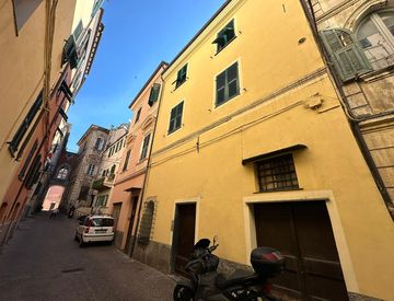Foto 1 di 22 - Quadrilocale in Vendita in Via Lercari 5 a Taggia
