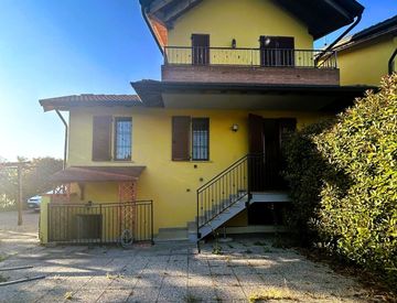 Facciata - Villetta a schiera in Vendita in Via Caravaggio 10 a Calvenzano