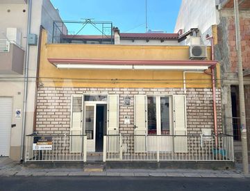 Foto 1 di 19 - Casa indipendente in Vendita in Via Solferino 75 a Pozzallo