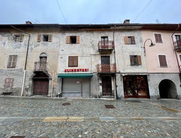 Foto 1 di 20 - Casa bifamiliare, trifamiliare in Vendita in Via Roma 32 a Cesana Torinese