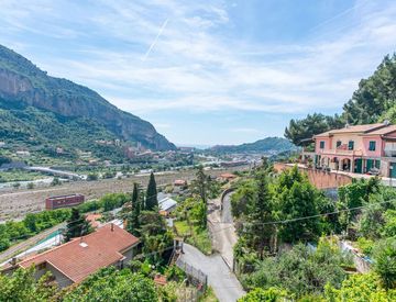 Foto 1 di 39 - Casa indipendente in Vendita in Via Gallardi 191 a Ventimiglia