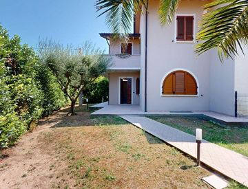 Facciata - Casa bifamiliare, trifamiliare in Vendita in Via della Torre 6 a Assisi