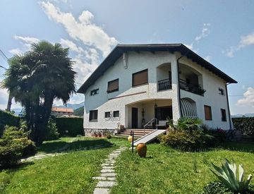 Foto 1 di 30 - Casa indipendente in Vendita in Corso Valsesia 34 a Serravalle Sesia