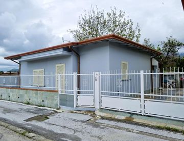 Facciata - Villa in Vendita in zona Marina di Massa a Massa