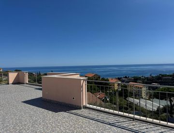 Terrazza - Trilocale in Vendita in Via Gabriele D'Annunzio a Sanremo
