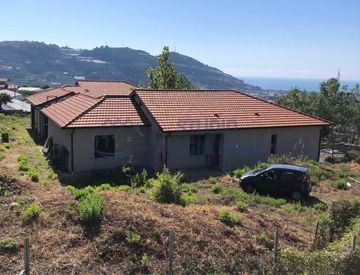 Foto 1 di 13 - Casa bifamiliare, trifamiliare in Vendita in Via Periane a Taggia