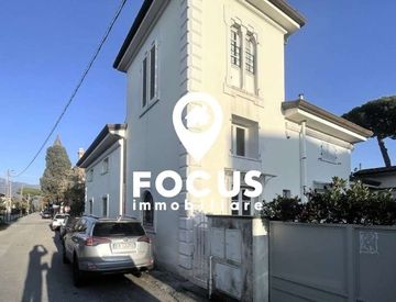 Facciata - Casa bifamiliare, trifamiliare in Vendita in zona Marina di Pietrasanta a Pietrasanta