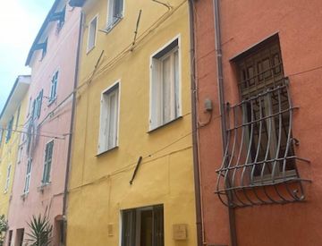 Foto 1 di 13 - Quadrilocale in Vendita in Via Nino Bixio a Riva Ligure