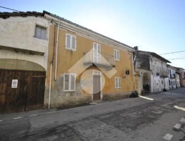 Foto 1 di 18 - Casa bifamiliare, trifamiliare in Vendita in Via Camillo Benso Conte di Cavour 7 a Crescentino