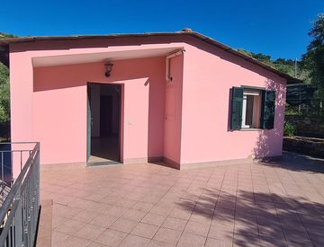 Foto 1 di 26 - Casa indipendente in Vendita in Via Fanny Roncati Carli 190 a Imperia