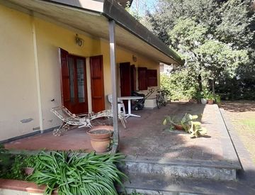 Villa in Vendita in Via Dante Alighieri 11 a Camaiore 200mq