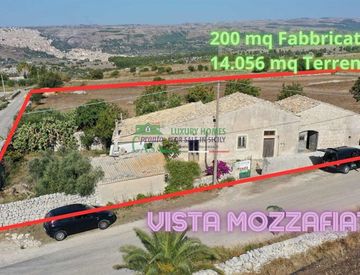 Foto 1 di 35 - Casa indipendente in Vendita in Via Loreto Gallinara a Ragusa