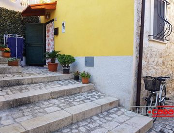 Foto 1 di 3 - Casa indipendente in Vendita in Via Santa Rosalia 10 a Scicli