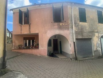 Foto 1 di 32 - Casa indipendente in Vendita in Via Edmondo de Amicis a Pietrabruna