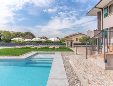 Piscina - Locale commerciale in Vendita in Via Montini a Castelnuovo del Garda