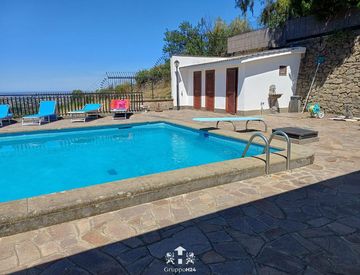 Piscina - Villa in Vendita in Via Leonardo da Vinci 20 a Marino