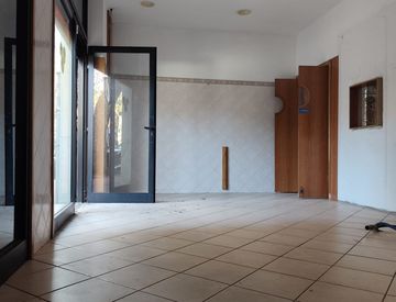 Stanza - Locale commerciale in Vendita in Via Francesco Crispi a Savona