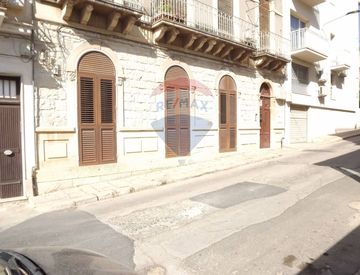 Foto 1 di 25 - Casa bifamiliare, trifamiliare in Vendita in Via Pico della Mirandola 12 a Comiso