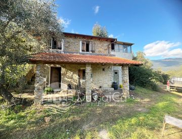 Foto 1 di 27 - Casa indipendente in Vendita in Località Pozzuolo a Dolceacqua