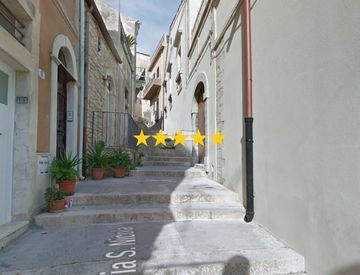 Foto 1 di 36 - Villa in Vendita in Via San Nicola a Ragusa