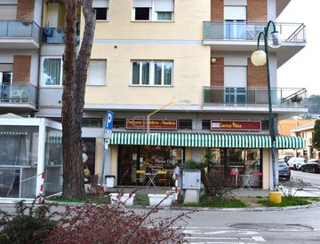 Foto 1 di 62 - Panificio in Vendita in Viale dei Pini a Porto San Giorgio