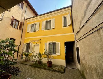 Foto 1 di 22 - Casa indipendente in Vendita in Corso Giuseppe Garibaldi 18 a Vercelli