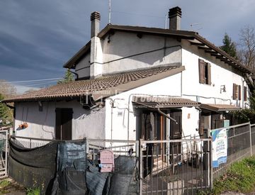 Foto 1 di 23 - Appartamento in Vendita in Via Giardini Sud a Serramazzoni