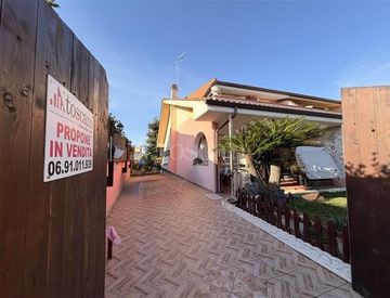 Terrazza - Villa in Vendita in Via Oglio a Ardea