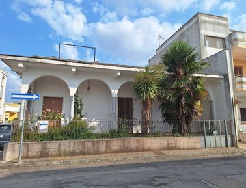 Facciata - Casa indipendente in Vendita in Via Cagliari a Cutrofiano