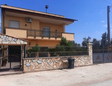 Foto 1 di 13 - Casa bifamiliare, trifamiliare in Vendita in Contrada mastrottaviano a Andria