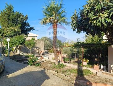 Giardino - Villa in Vendita in Contrada Donna Gonna 69 -67 a Chiaramonte Gulfi
