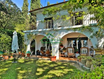 Foto 1 di 34 - Villa in Vendita in Via G. M. Serrati a Imperia