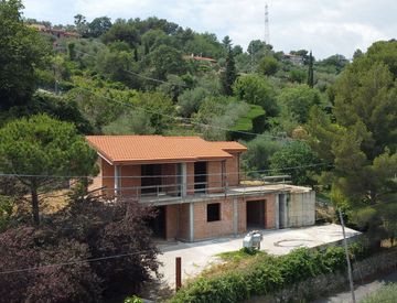 Foto 1 di 31 - Villa in Vendita in Via sant'agata a Imperia
