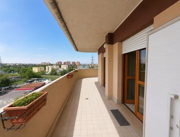 Terrazza - Bilocale in Vendita in Via Amos Zanibelli a Roma