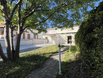 Facciata - Casa bifamiliare, trifamiliare in Vendita in Via Ugo Foscolo 9 a Pietrasanta