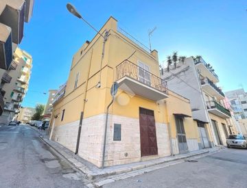 Foto 1 di 10 - Casa indipendente in Vendita in Via Luigi Pirandello 14 a Canosa di Puglia
