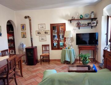 Soggiorno - Trilocale in Vendita in Via della Chiesa a Campello sul Clitunno