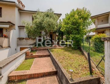 Piscina - Casa bifamiliare, trifamiliare in Vendita in Viale Italia 15 a Gussago