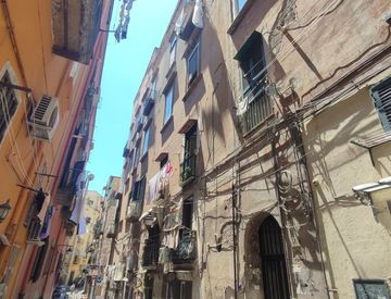 Facciata - Bilocale in Vendita in Vico Lungo Trinità degli Spagnoli a Napoli