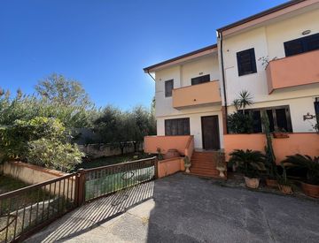 Facciata - Villetta a schiera in Vendita in Via delle Viole 7 a Capaccio Paestum