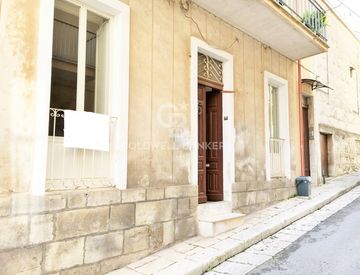 Foto 1 di 11 - Casa indipendente in Vendita in Via F. Crispi 48 a Ragusa
