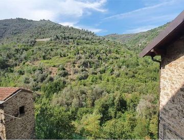Foto 1 di 19 - Trilocale in Vendita a Apricale