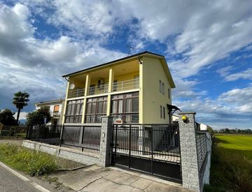 Foto 1 di 34 - Casa indipendente in Vendita in Via Campora 40 a Vercelli